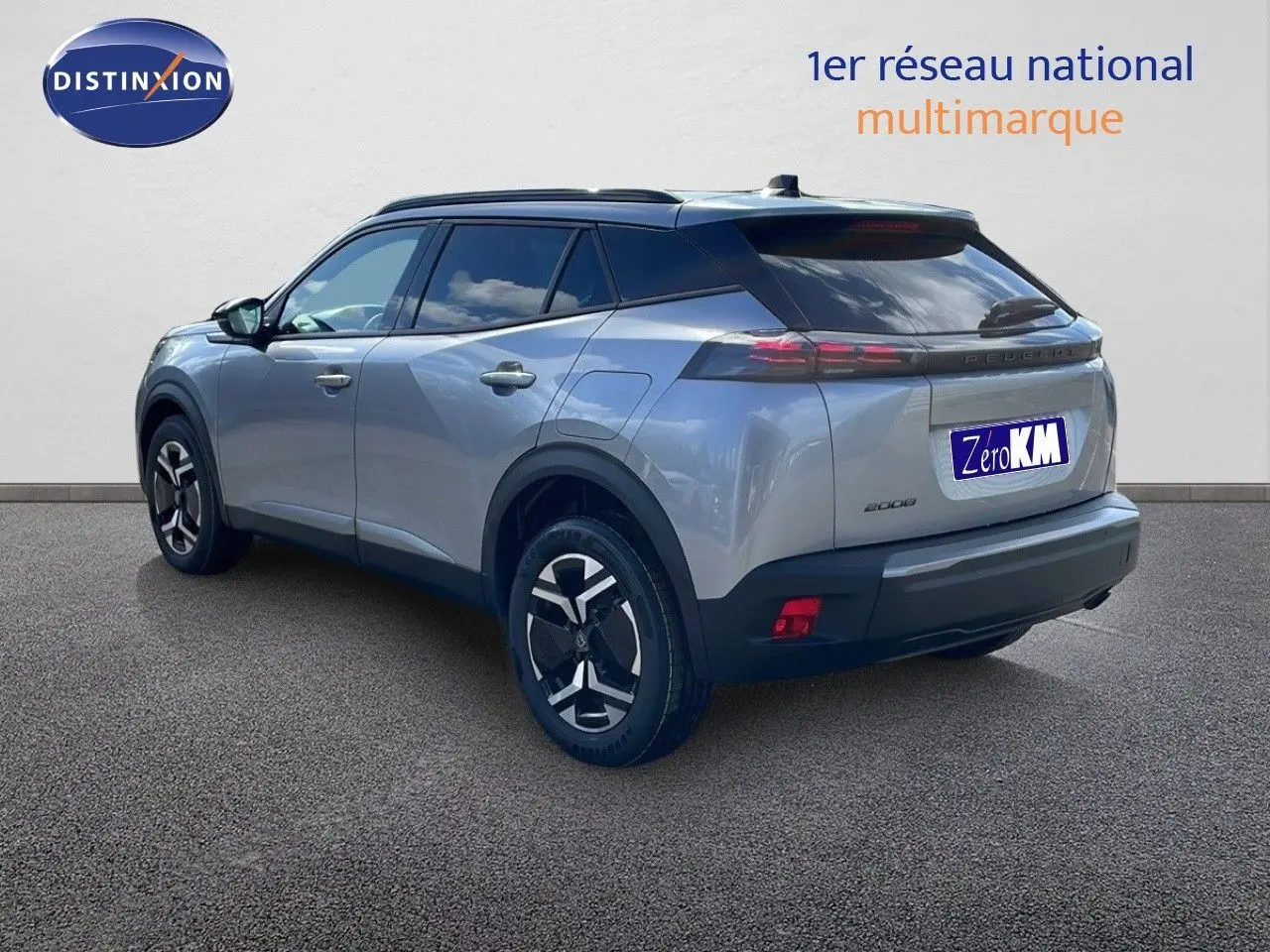 Peugeot 2008 gris Artense métal vu de 3/4 arrière droit, soulignant ses lignes modernes et ses jantes bicolores.