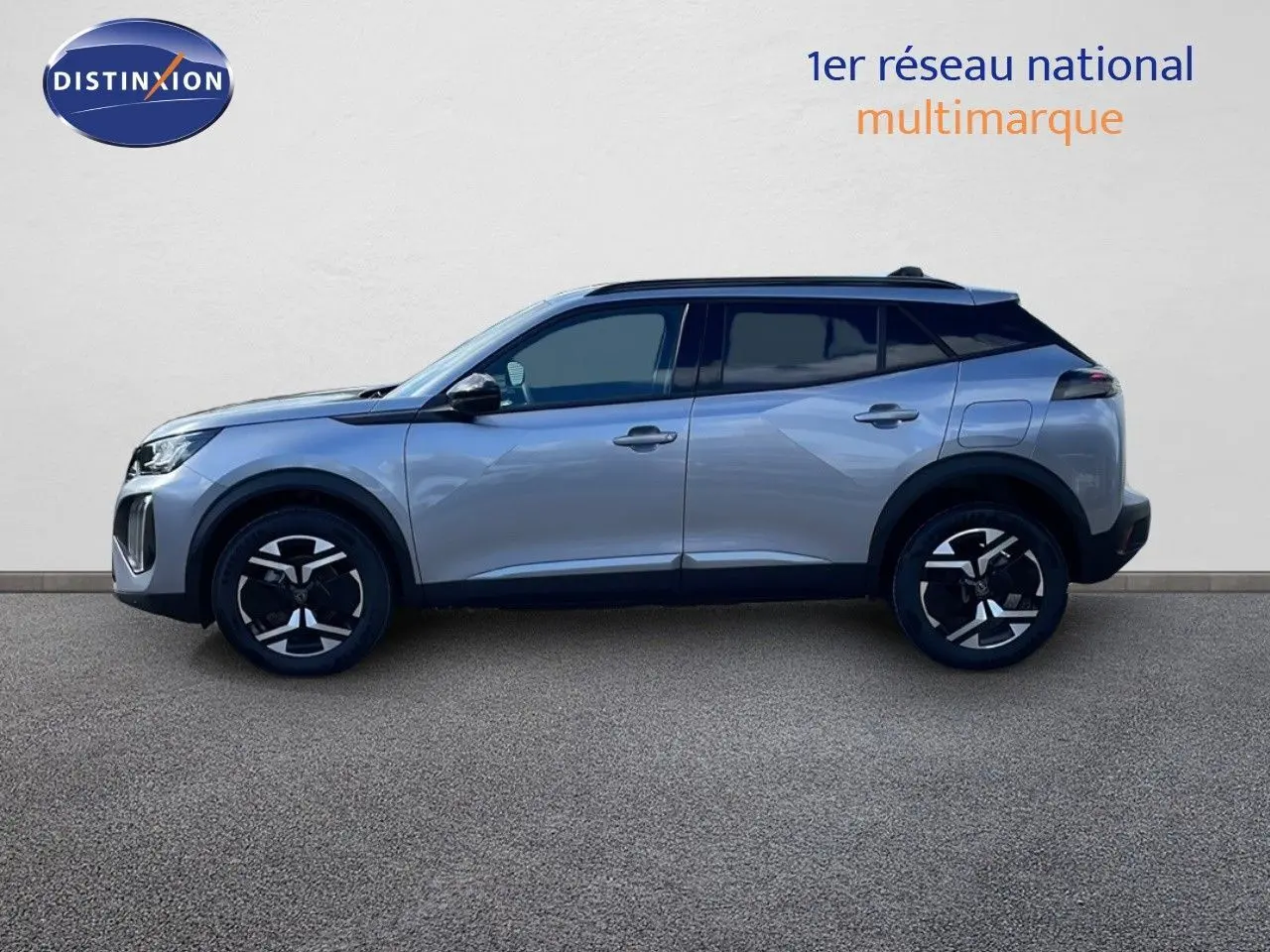 Profil côté gauche du Peugeot 2008 gris Artense métal avec jantes noires et toit noir contrasté.