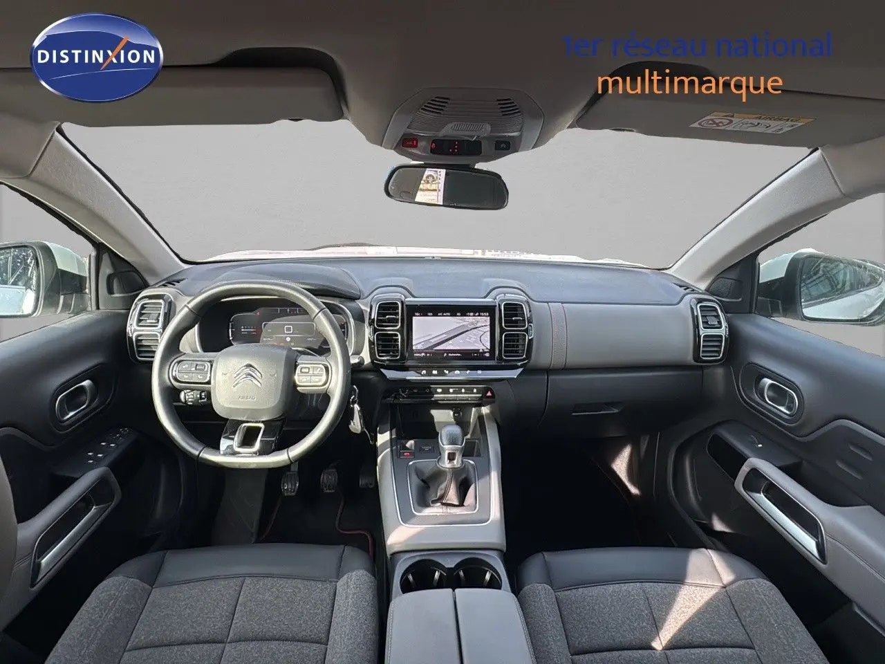 Vue intérieure avant du Citroën C5 Aircross blanc nacré 2020, tableau de bord et volant multifonction visibles.