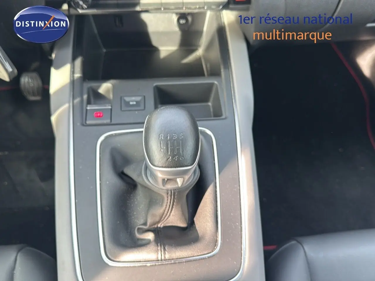 Le levier de vitesses manuel noir du Citroën C5 Aircross PureTech 130ch, vu de dessus dans l'habitacle.