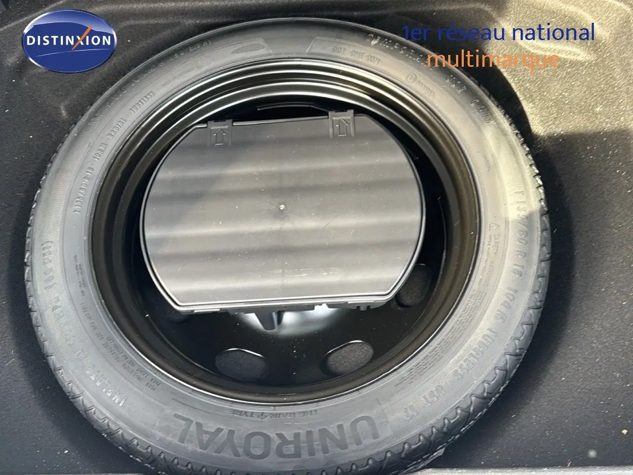 Pneu de secours noir UniRoyal dans le coffre d'une Citroën C5 Aircross blanc nacré 2020.