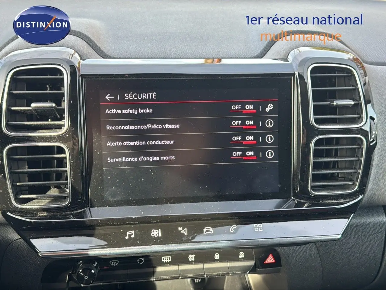 Écran tactile central affichant les options de sécurité du tableau de bord du Citroën C5 Aircross blanc nacré, version Feel.