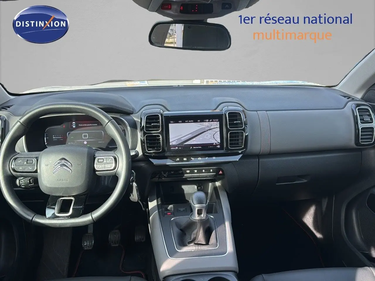 Intérieur du Citroën C5 Aircross blanc nacré 2020, vue frontale du tableau de bord avec écran tactile et volant multifonction.