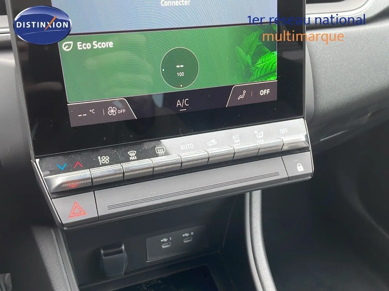 Détail de la console centrale avec écran tactile et commandes climatisation du Renault Captur noir étoile métal 2025.