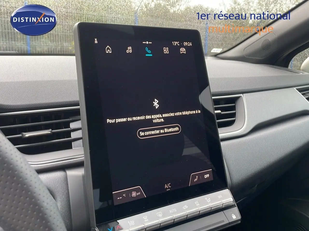 Écran tactile central affichant la connexion Bluetooth dans l'habitacle moderne du Renault Captur noir étoile métal.