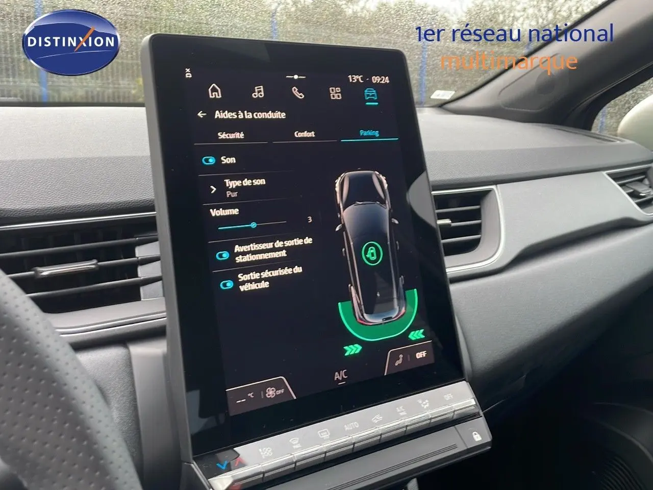 Écran tactile central du Renault Captur E-Tech Hybrid 2025 montrant les aides à la conduite dans un intérieur gris.