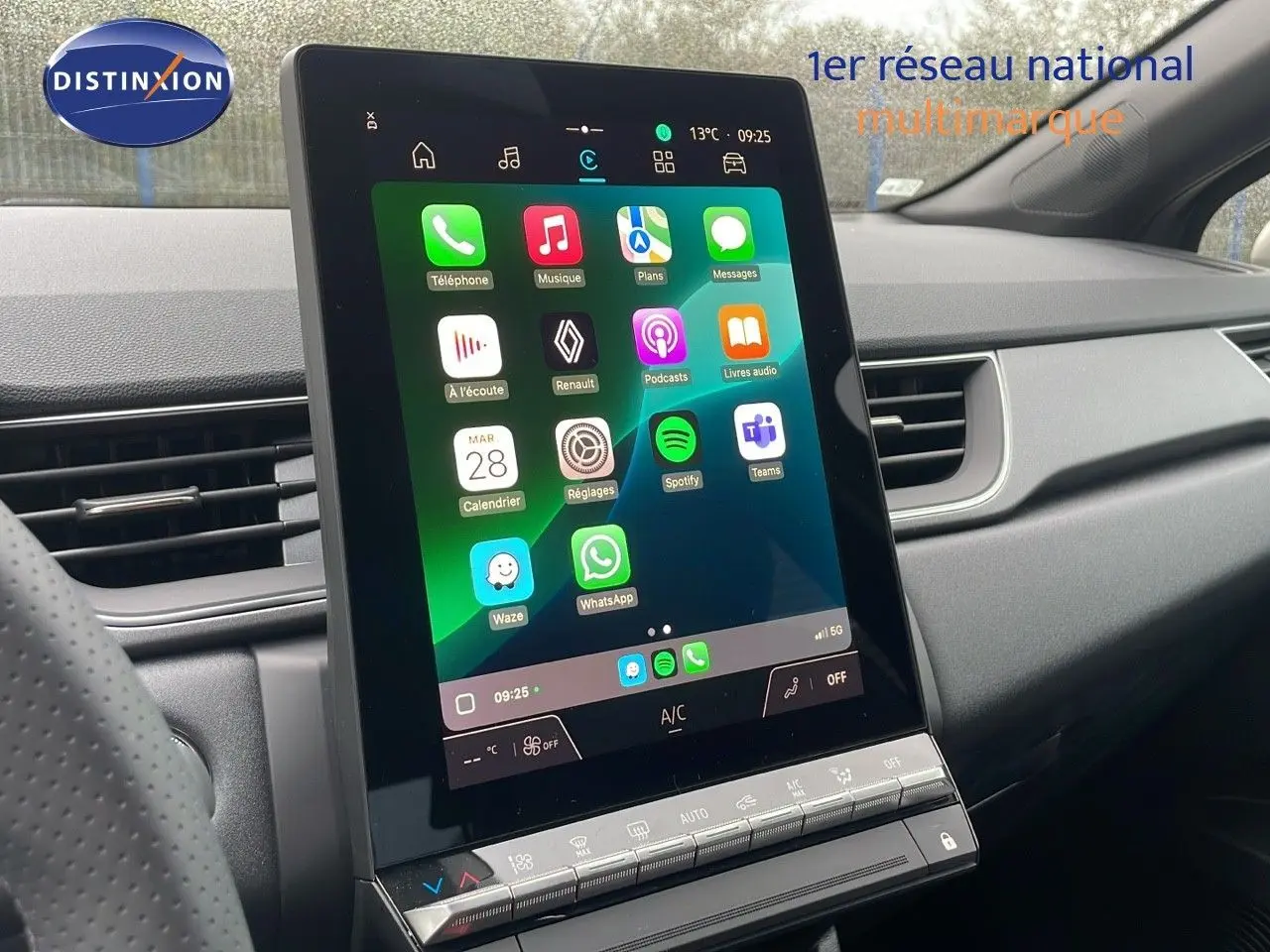 Vue intérieure du tableau de bord du Renault Captur E-Tech hybride 2025 avec écran tactile central allumé.