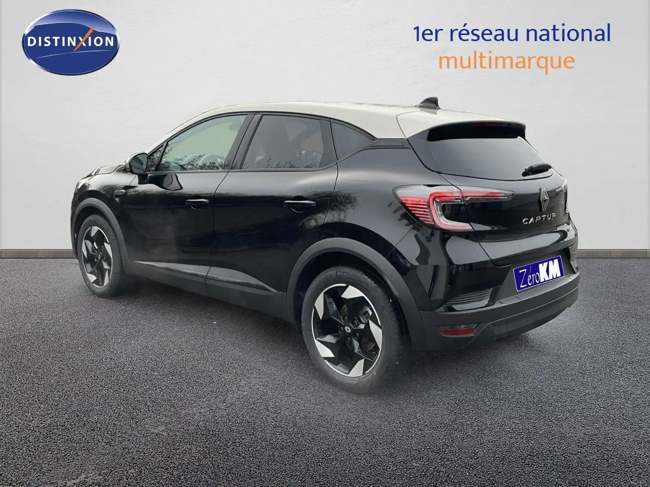 Vue 3/4 arrière droite du Renault Captur noir étoile métal avec toit beige, mettant en valeur ses feux LED et jantes biton.