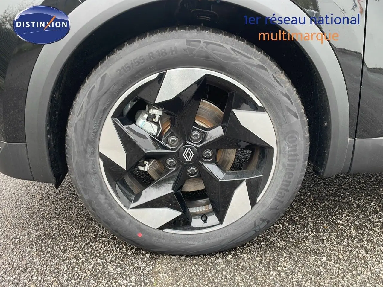 Gros plan sur la roue avant gauche du Renault Captur noir étoile métal avec jante biton au design géométrique.