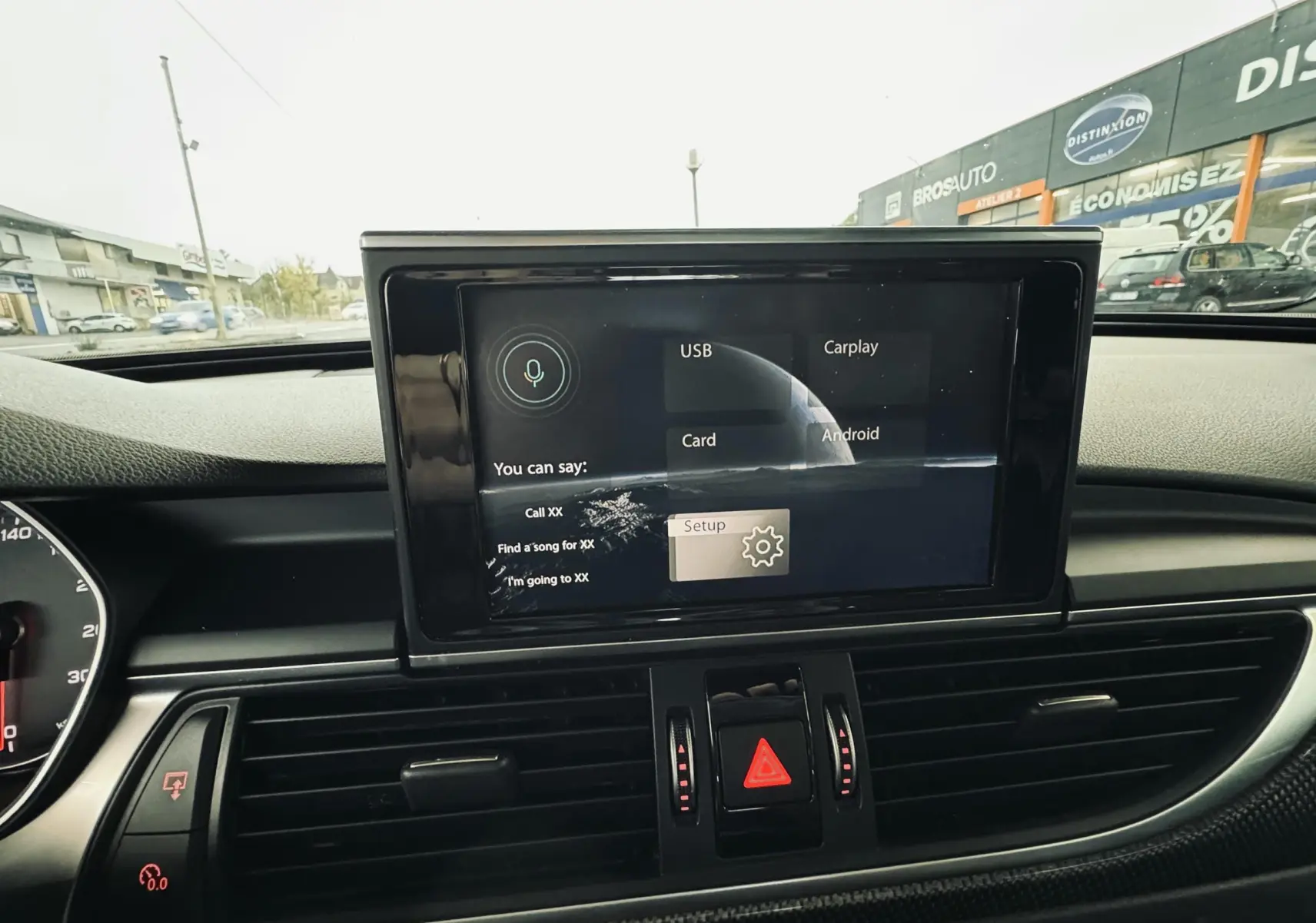 Écran central tactile de l’Audi A6 Avant Allroad 2016, vue intérieure du tableau de bord noir.