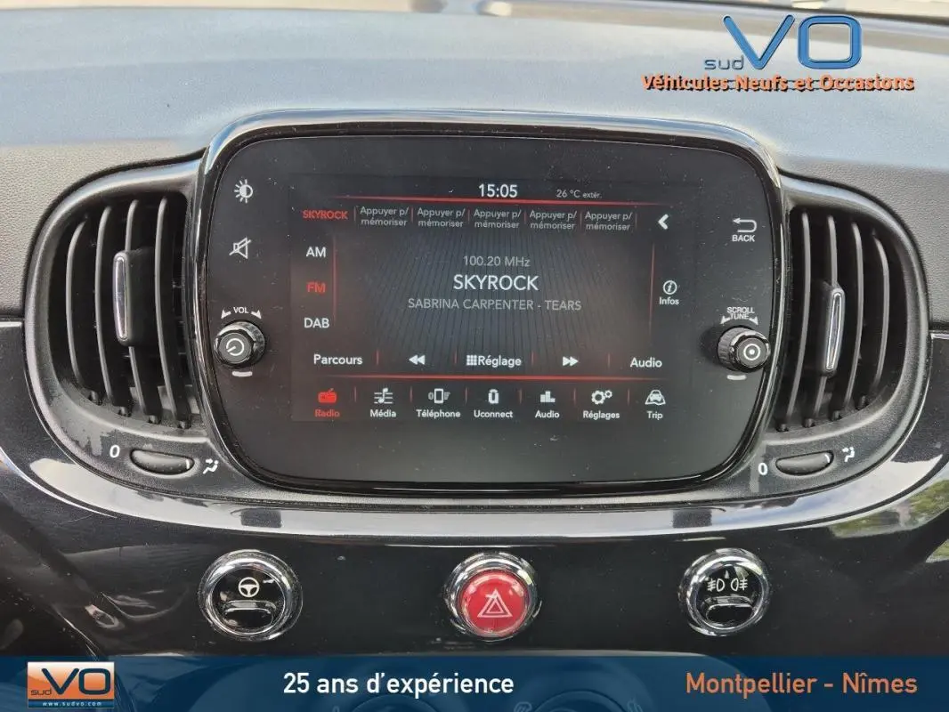 Tableau de bord de FIAT 500C noir 2024 avec écran tactile central affichant la radio Skyrock