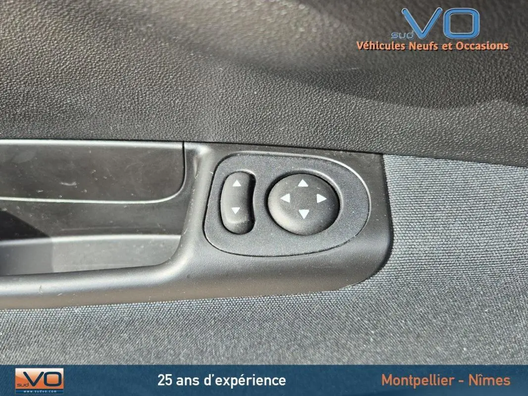 Gros plan sur les commandes de réglage des rétroviseurs côté conducteur du FIAT 500C noir 2024 hybride.