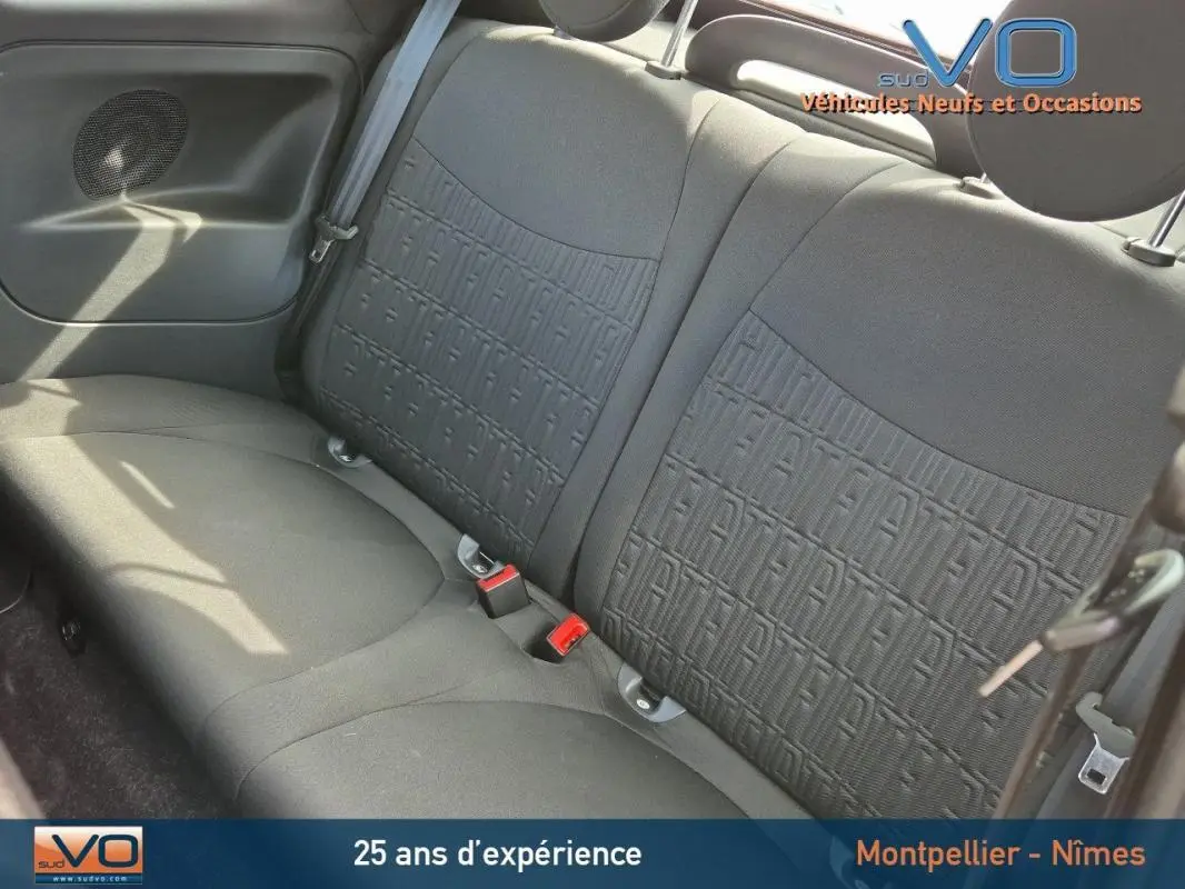 Vue intérieure sur la banquette arrière noire du Fiat 500C 2024 avec motifs FIAT embossés sur les dossiers.