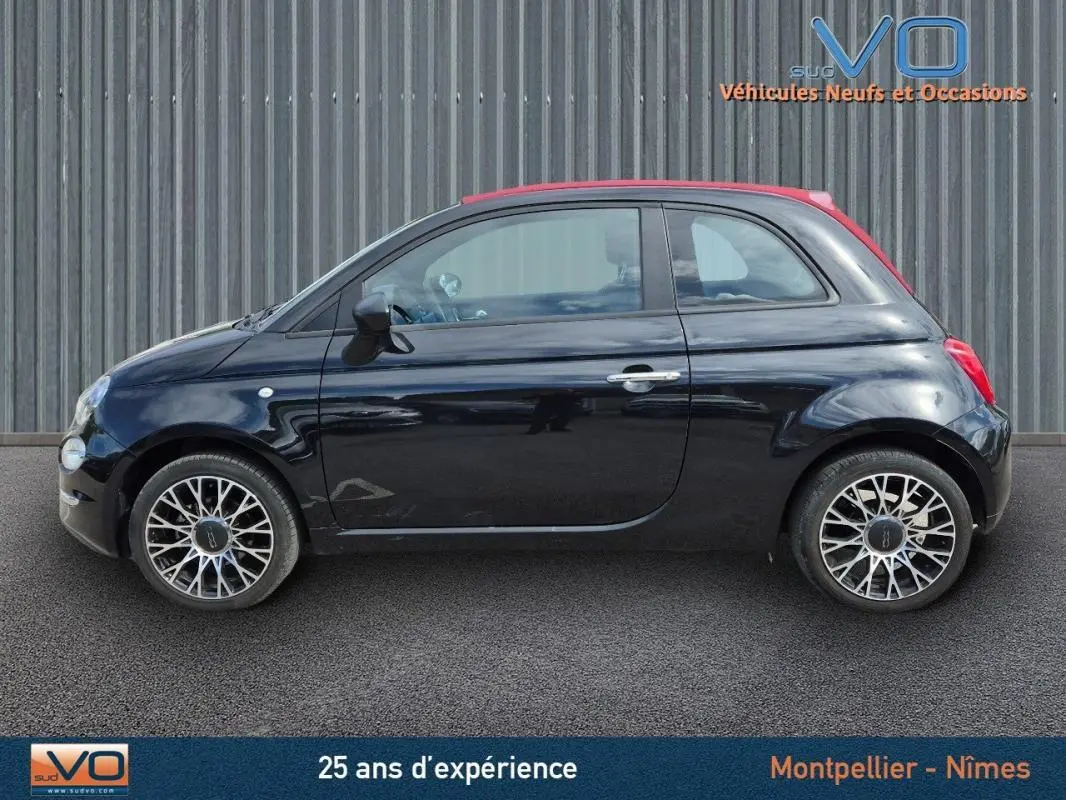 Profil côté gauche de la FIAT 500C noire 2024 avec toit rouge et roues alliage au design ajouré.