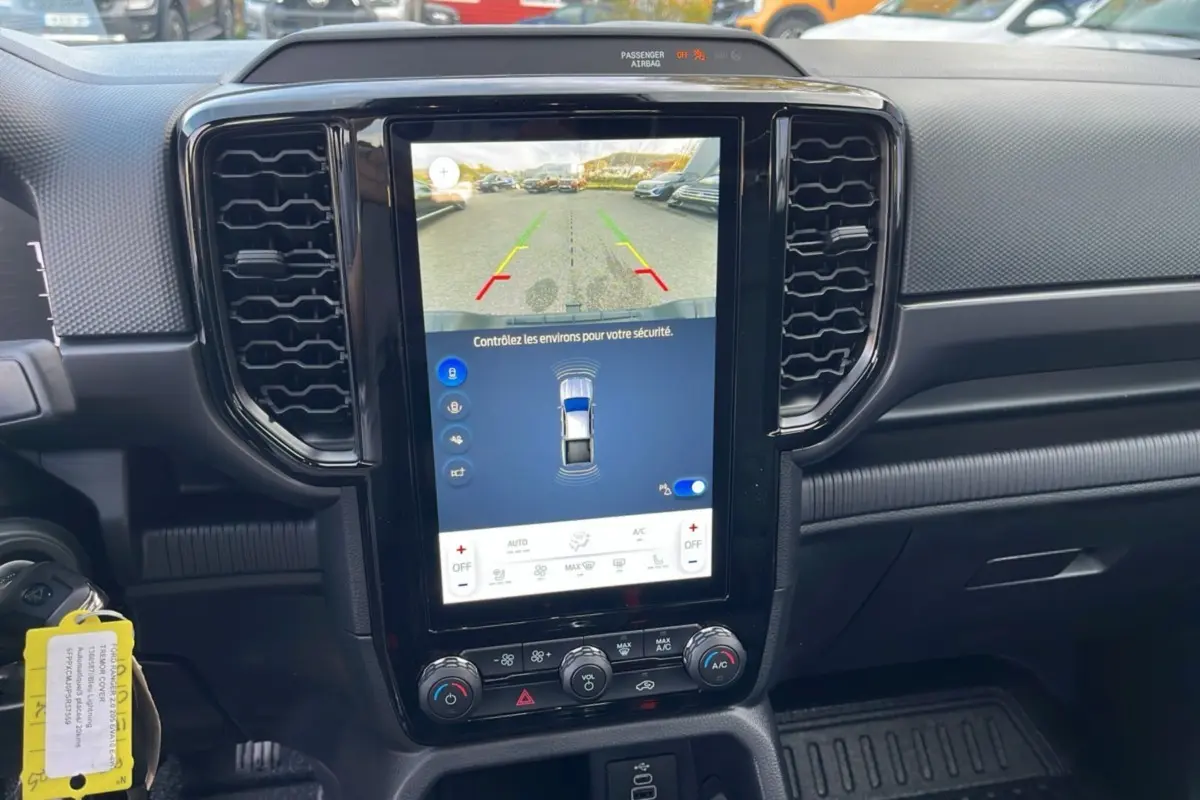Vue rapprochée de la console centrale du Ford Ranger 2025 avec écran tactile affichant la caméra de recul.