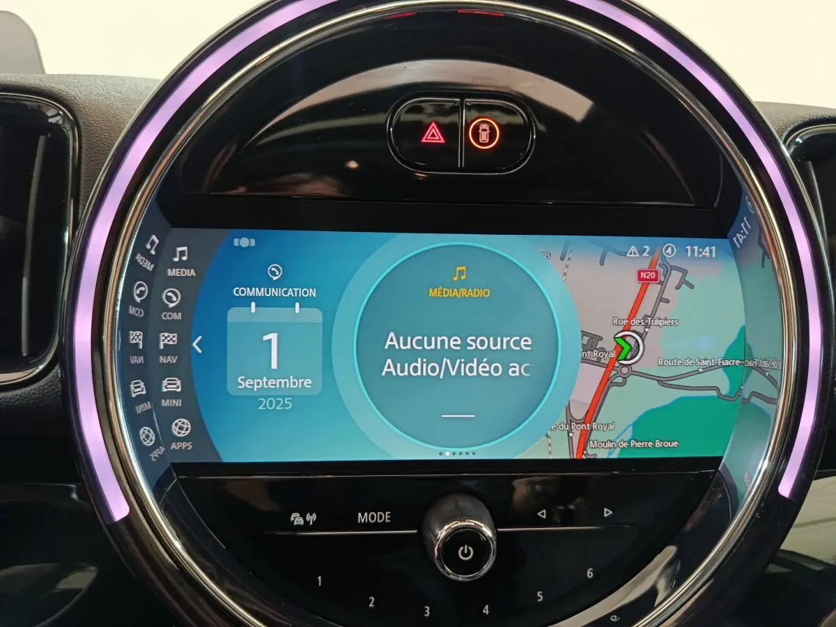 Écran tactile circulaire du tableau de bord MINI Countryman blanc, affichant navigation et médias en intérieur.
