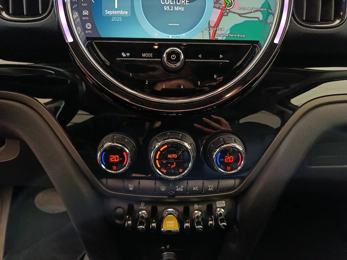Gros plan sur la console centrale du MINI Countryman blanc 2021, avec commandes climatisation et écran tactile rond.