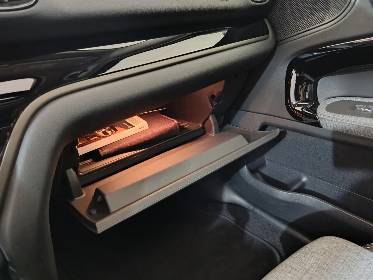 Gant de boîte à gants ouvert côté passager du MINI COUNTRYMAN blanc, montrant rangement avec éclairage intérieur.