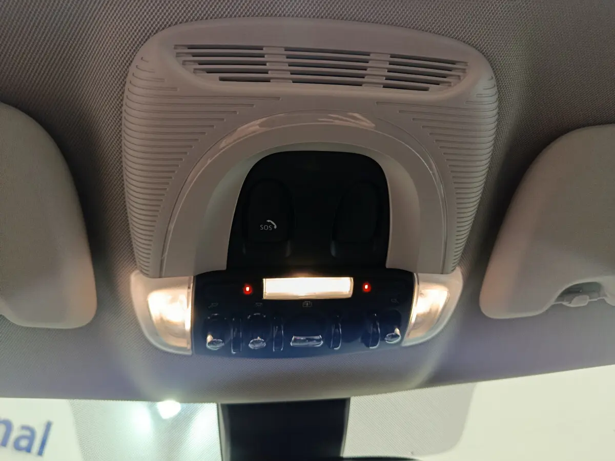Vue en contre-plongée du plafonnier blanc avec commandes et éclairage intérieur du MINI Countryman hybride rechargeable.