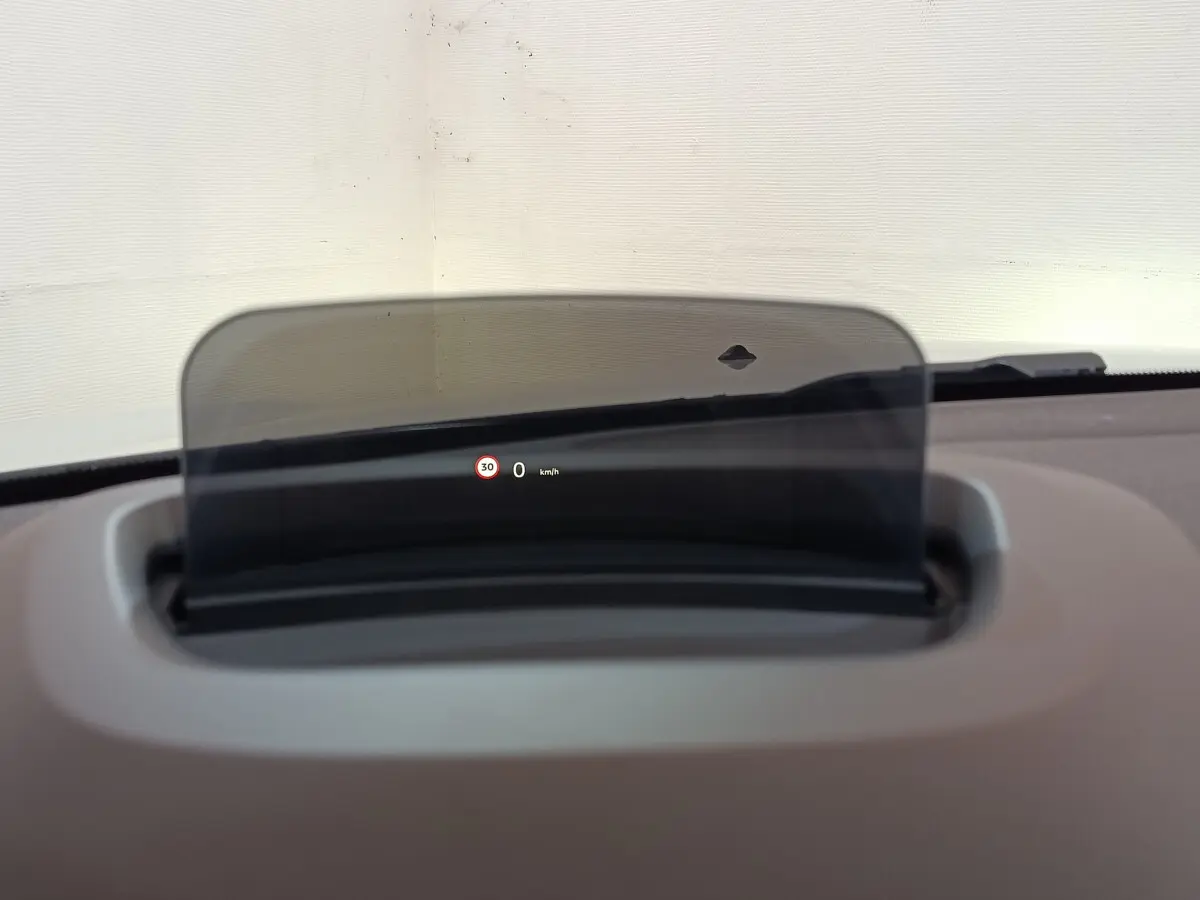 Affichage tête haute avec limitation de vitesse sur tableau de bord gris clair d'une MINI Countryman blanche hybride rechargeable.