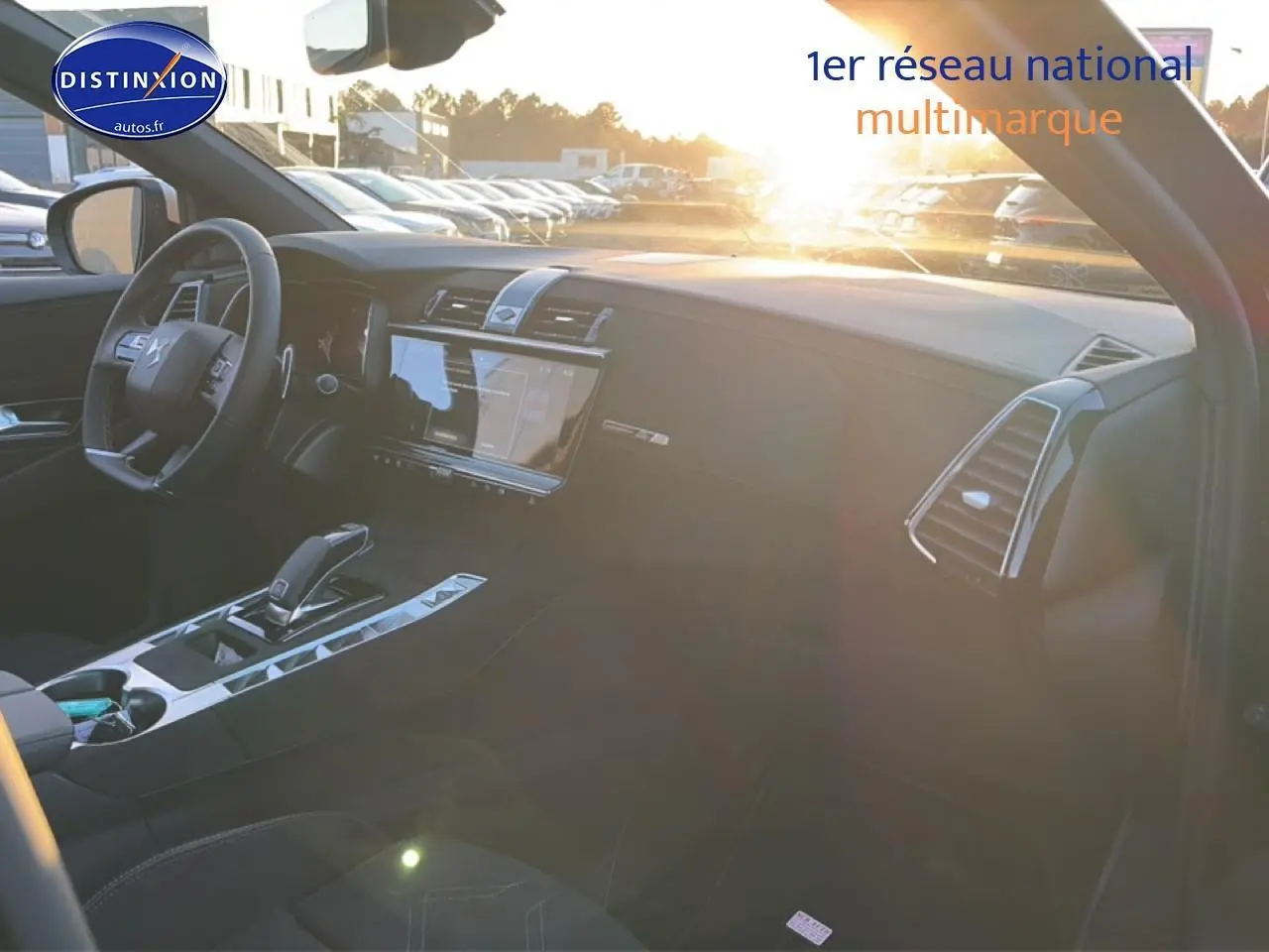 Intérieur du DS7 1.5 BlueHDi 130 Performance Line 2026, vue côté passager, tableau de bord noir avec écran tactile central.