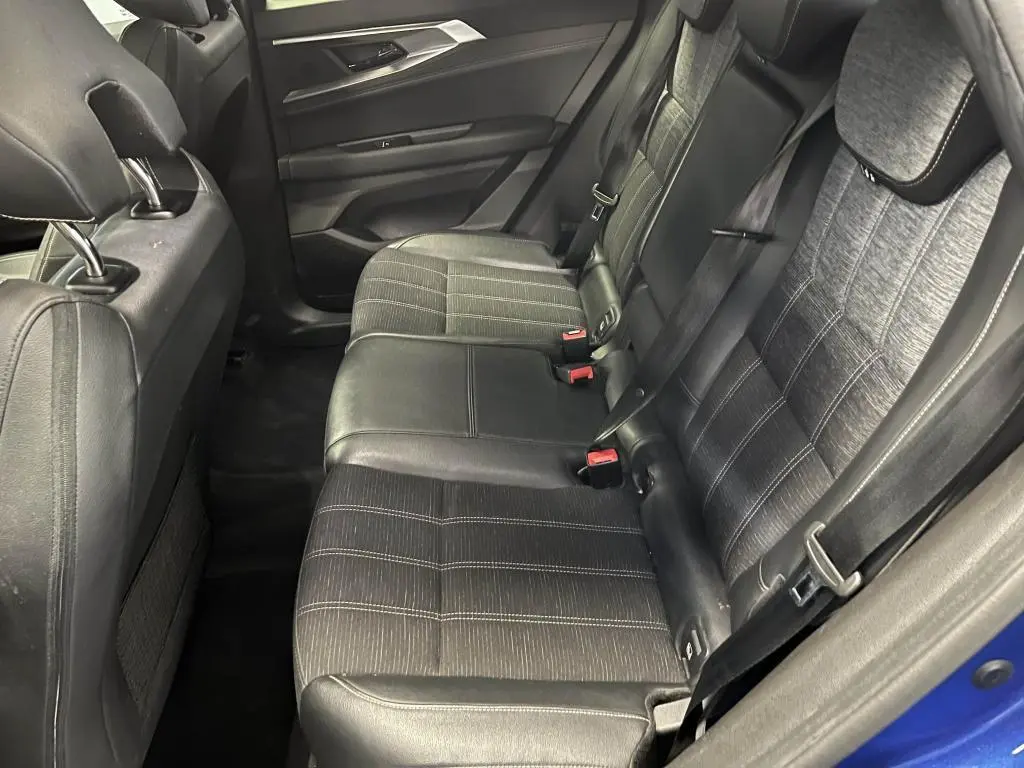Vue intérieure côté droit des sièges arrière en simili-cuir et tissu gris du Renault Austral bleu 2023.