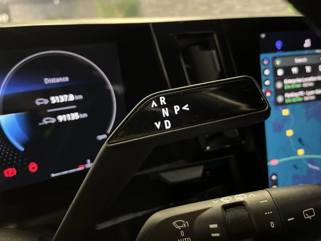 Le levier de boîte automatique noir du Renault Austral 2023, avec affichage des modes de conduite sur fond de tableau de bord numérique.