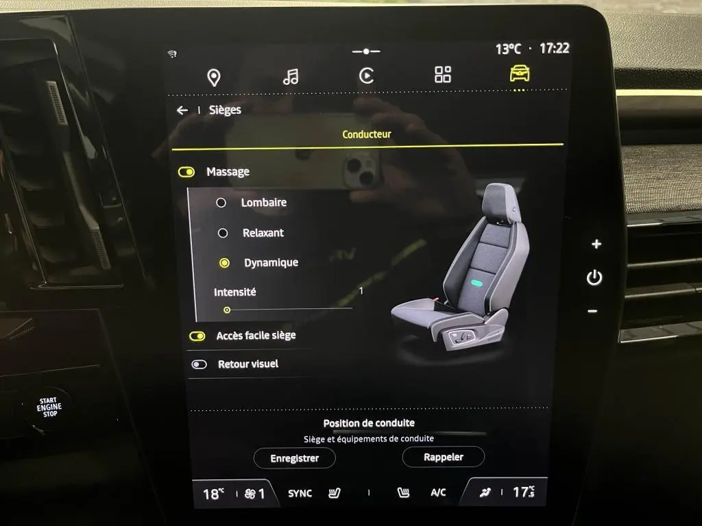 Écran tactile intérieur du Renault Austral 2023 affichant les réglages de massage du siège conducteur.