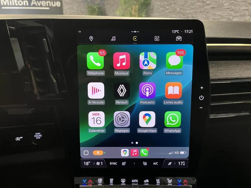 Écran tactile central affichant la connectivité smartphone dans l'habitacle du Renault Austral bleu de 2023.