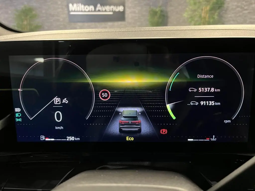 Tableau de bord numérique du Renault Austral 2023 affichant la vitesse, autonomie et mode Eco en vue frontale.
