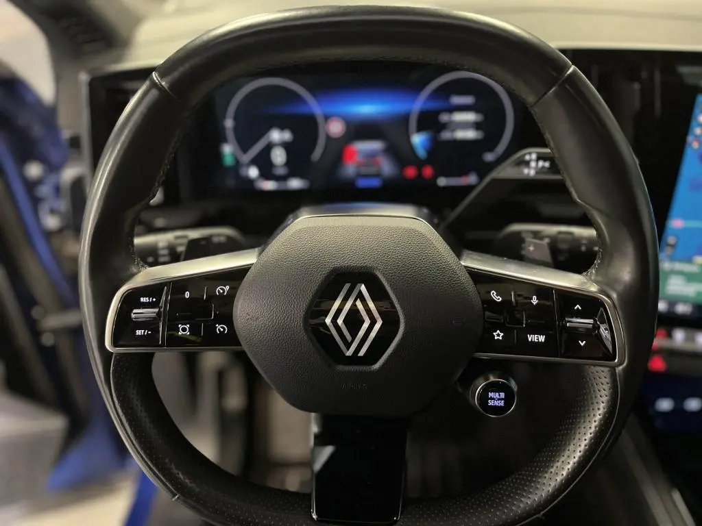 Vue rapprochée du volant cuir noir du Renault Austral 2023 avec commandes intégrées et bouton Multi-Sense visible.