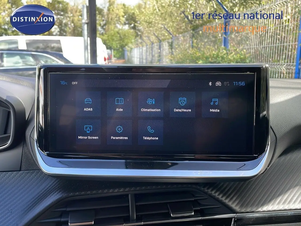 Écran tactile central du tableau de bord du Peugeot 2008 gris Artense, affichant les menus de climatisation et médias.