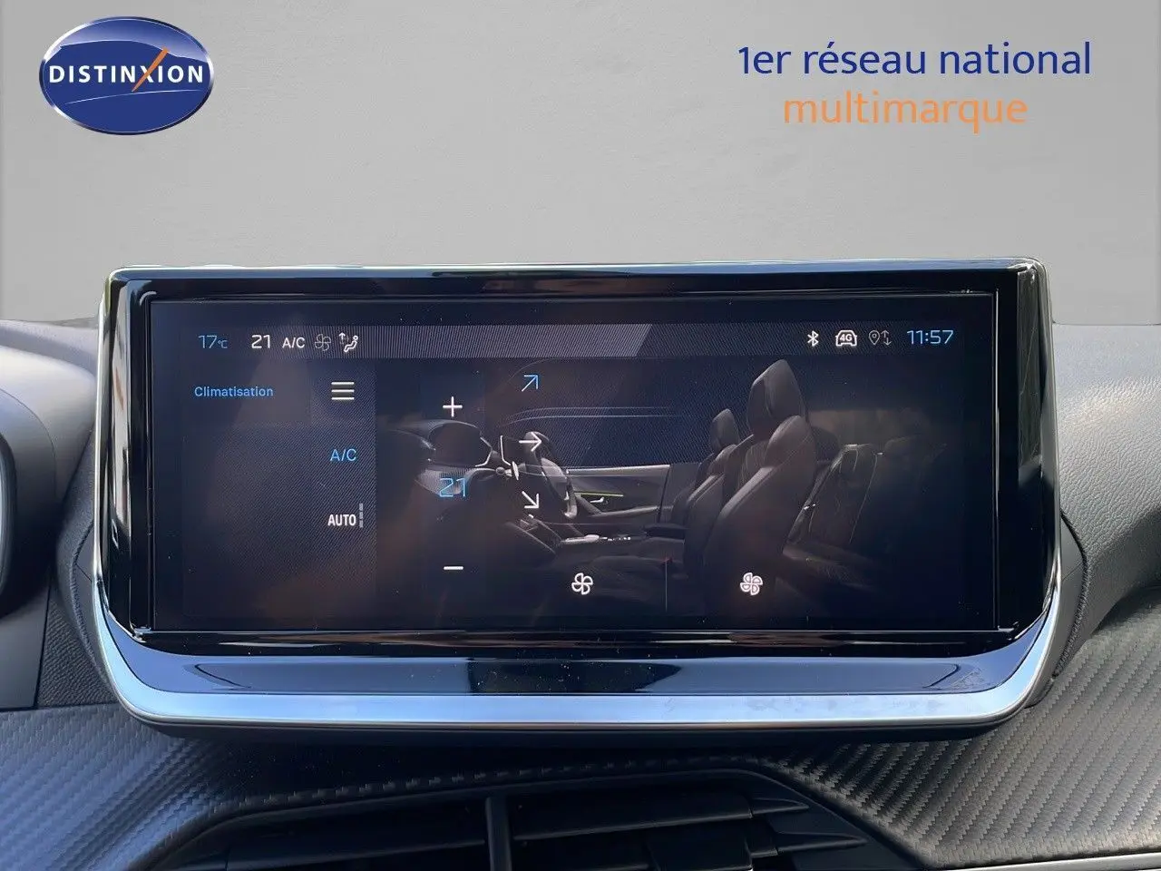 Peugeot 2008 gris Artense en 3/4 avant droit, soulignant ses lignes modernes et ses jantes bi-ton 17 pouces.