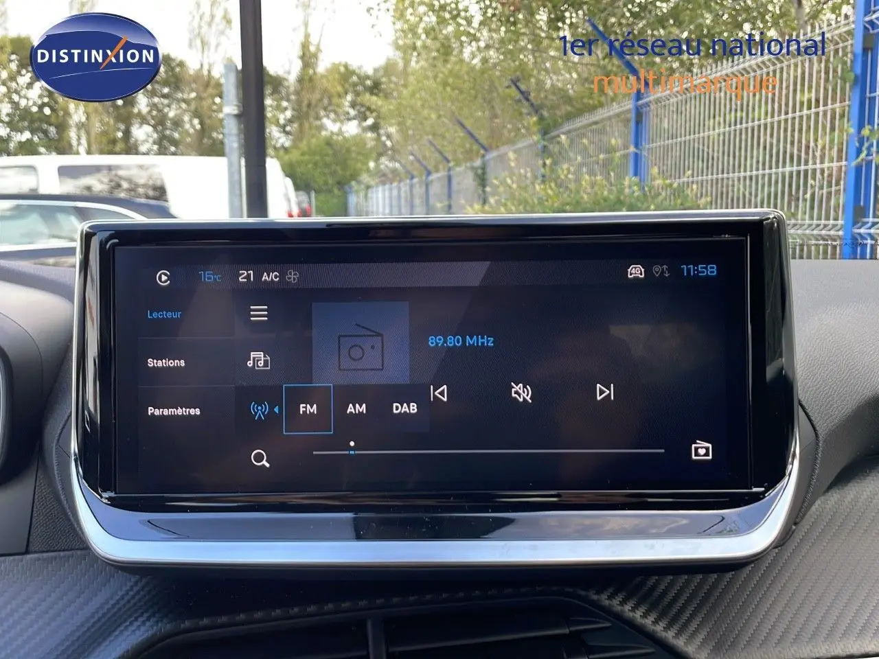 Écran tactile central du tableau de bord du Peugeot 2008 2025, affichant la radio FM à 89,80 MHz.