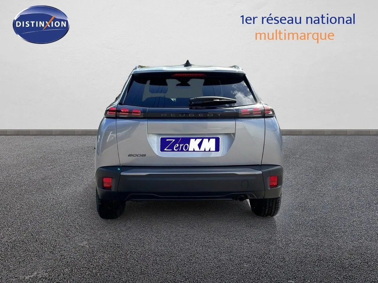 Vue arrière d'un Peugeot 2008 gris Artense métal avec feux LED et logo distinctif sur fond neutre.