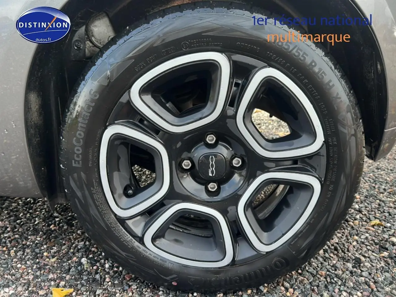 Gros plan sur la roue avant droite d'une Fiat 500 gris métallisé, montrant le pneu EcoContact et l'aile avant.