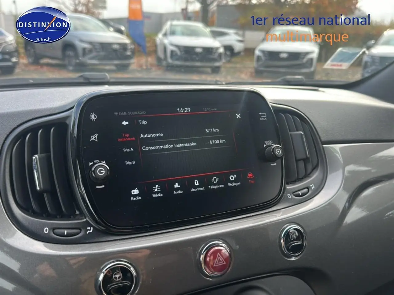 Vue rapprochée de la console centrale grise de la Fiat 500 2022 avec écran tactile et commandes intégrées.