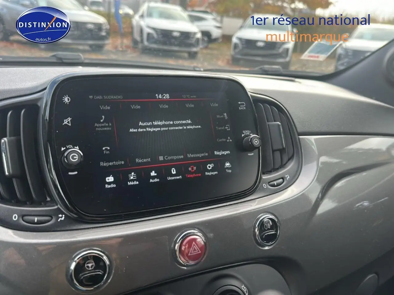 Tableau de bord gris de Fiat 500 1.0 70 bsg cult 2022 avec écran tactile et commandes centrales visibles.