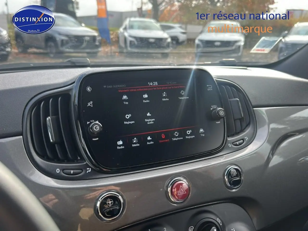 Tableau de bord gris de Fiat 500 1.0 70 bsg cult 2022 avec écran tactile central et commandes circulaires chrome