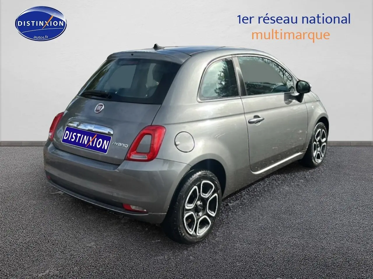 Vue 3/4 arrière droite d'une Fiat 500 gris métallisé avec jantes originales et feux arrière LED.