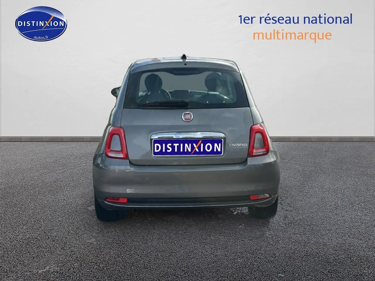 Vue arrière d'une Fiat 500 gris métallisé 2022 avec feux arrière LED et logo FIAT bien visible.