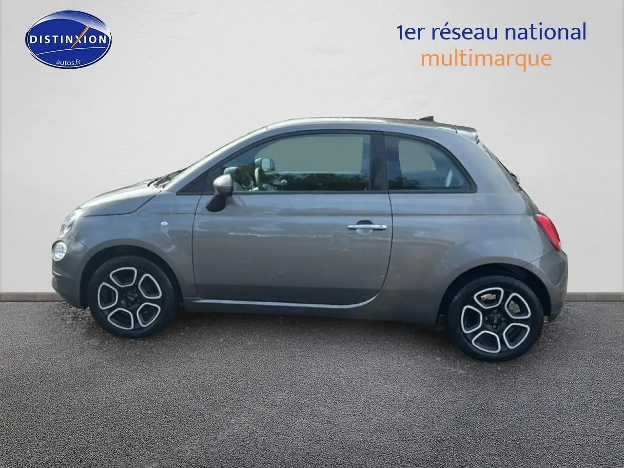 Profil côté gauche d'une Fiat 500 gris métallisé 2022 avec jantes originales et portes chromées.