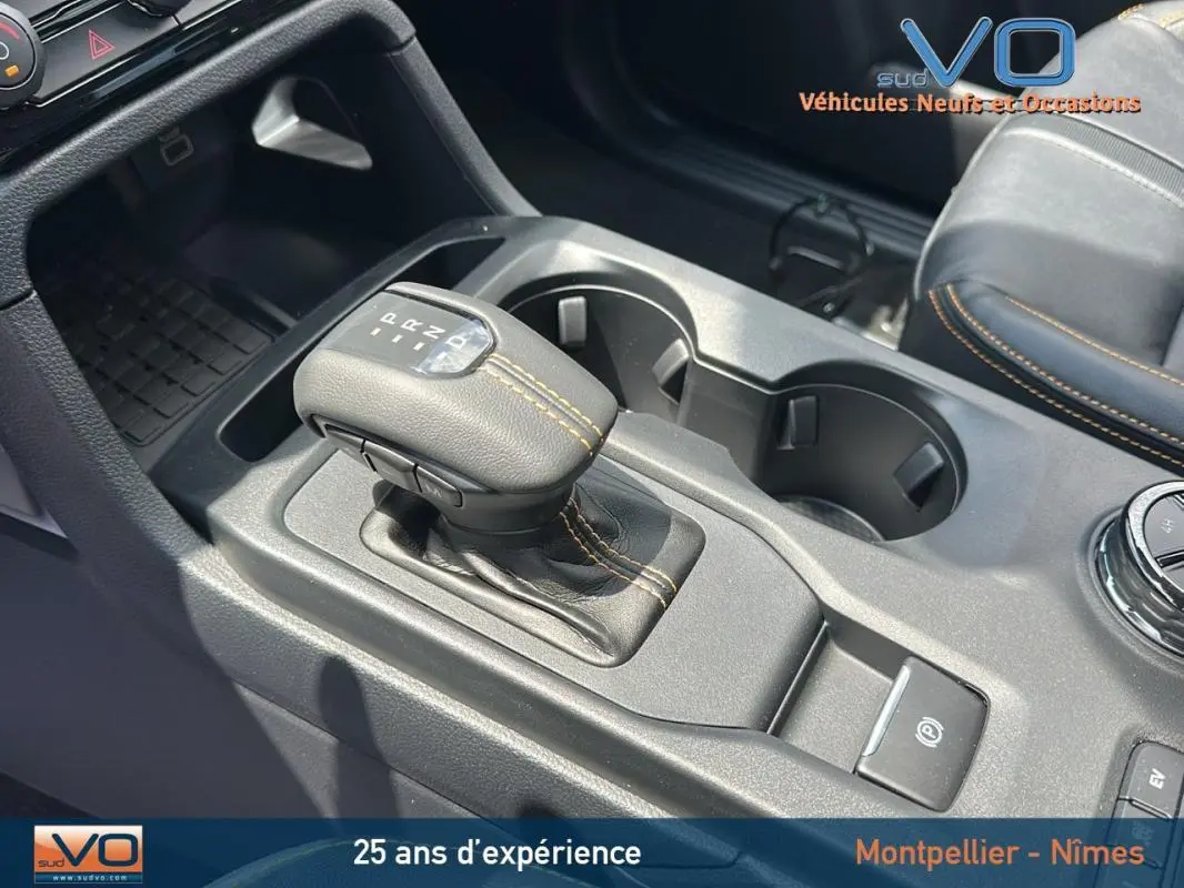 Le levier de vitesses automatique noir avec surpiqûres orange du Ford Ranger Wildtrak 2025 en gros plan intérieur