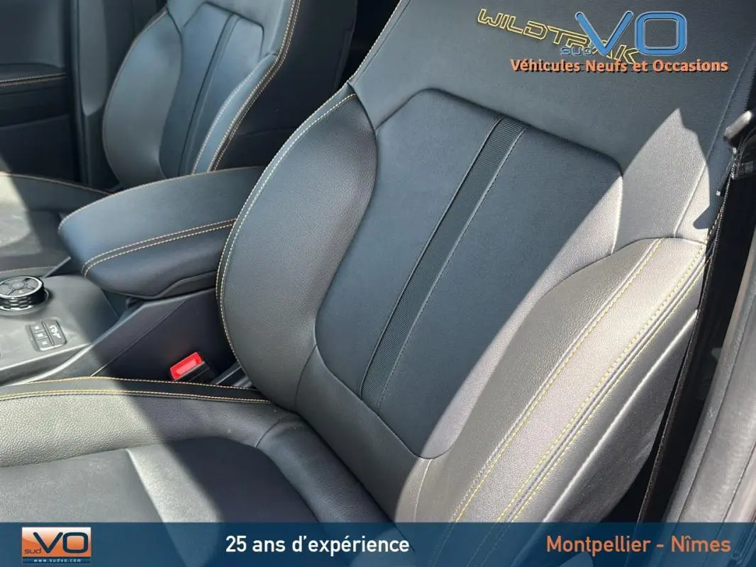 Gros plan sur le siège avant droit noir avec surpiqûres jaunes et accoudoir central du Ford Ranger Wildtrak 2025.