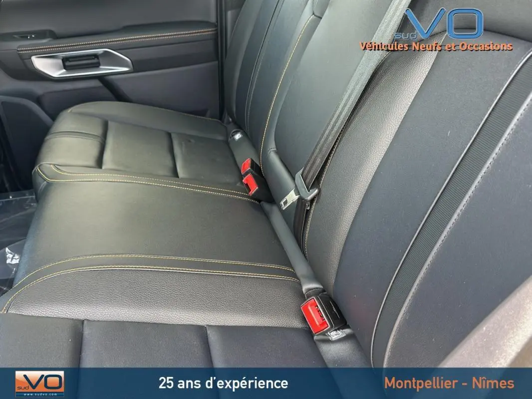 Vue rapprochée de la banquette arrière noire avec coutures jaunes du Ford Ranger Wildtrak 2025 double cabine.