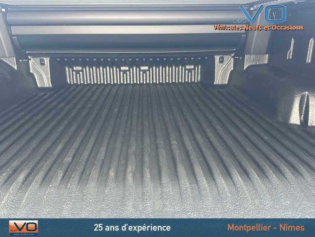 Caisse de chargement noire du Ford Ranger Wildtrak 2025 vue de l'arrière, avec ridules antidérapantes et ridelles renforcées.