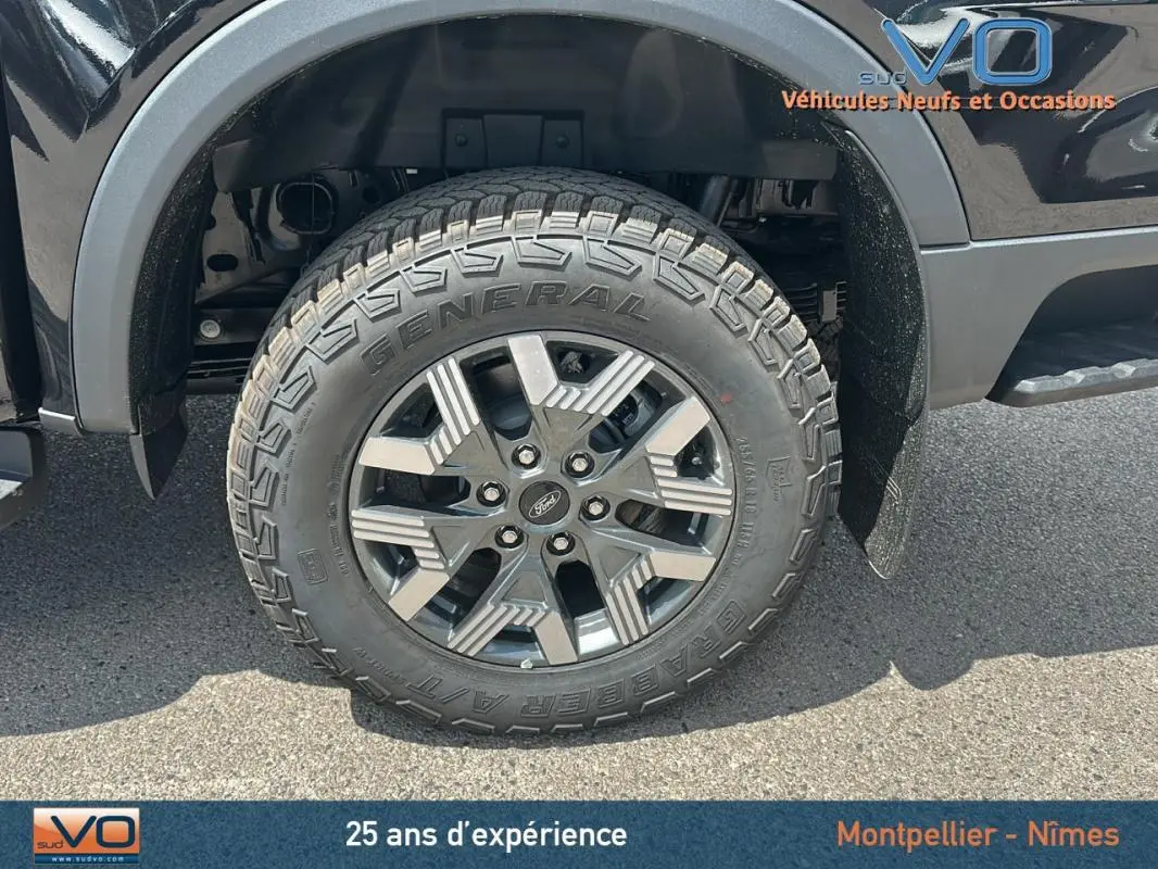 Gros plan sur la roue avant gauche du Ford Ranger noir 2025 avec jante alliage 18 pouces et marchepied visible.