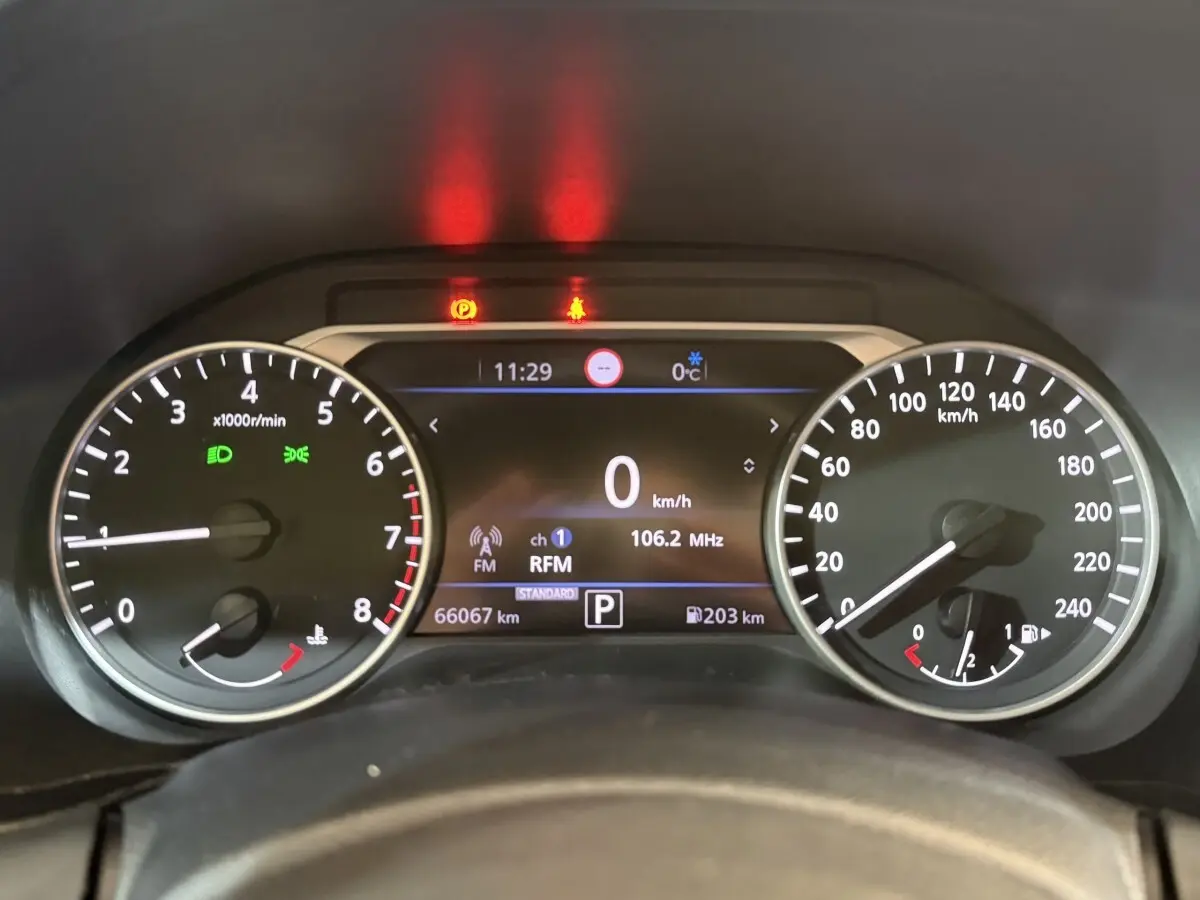 Vue rapprochée du tableau de bord du Nissan Juke 2021, affichant vitesse, compte-tours et informations numériques.