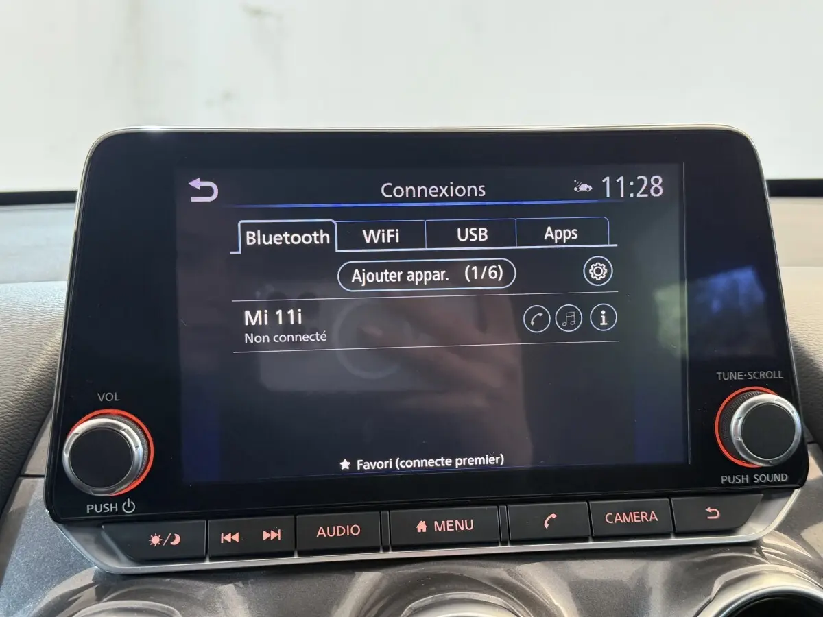Écran tactile central du Nissan Juke Tekna 2021 affichant les options de connexion Bluetooth, WiFi, USB et applications.