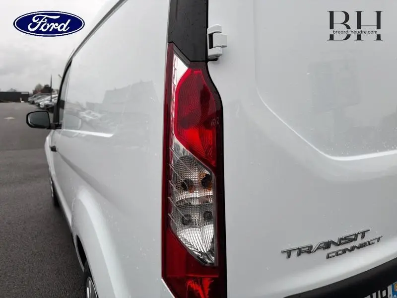 Vue arrière droite rapprochée du Ford Transit Connect blanc glacier avec feu arrière vertical et logo visible.